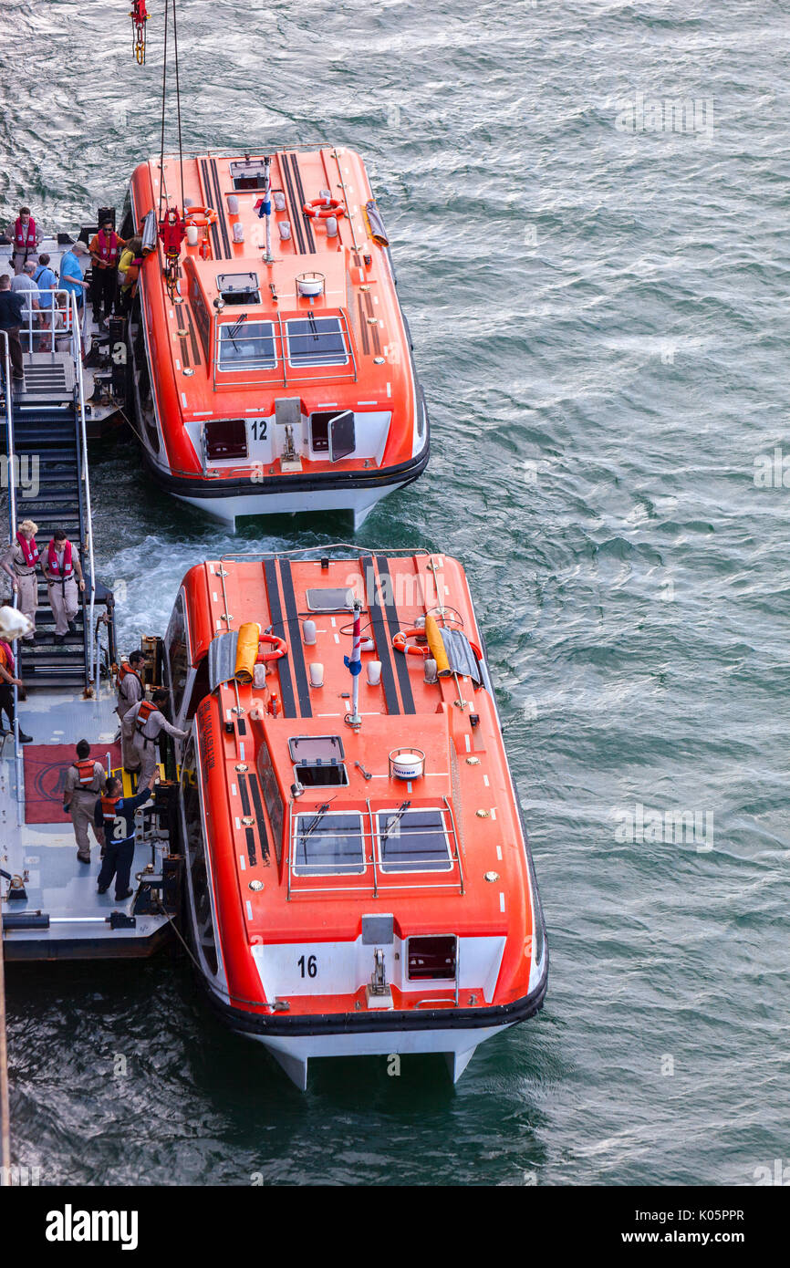 Panama. La nave di crociera i passeggeri di salire a bordo di barche di scendere a terra. Foto Stock