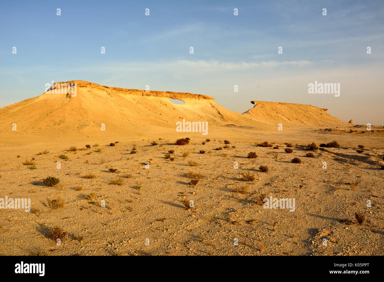 La formazione di calcare con apertura di finestra in Bir Zekreet deserto del Qatar. Foto Stock