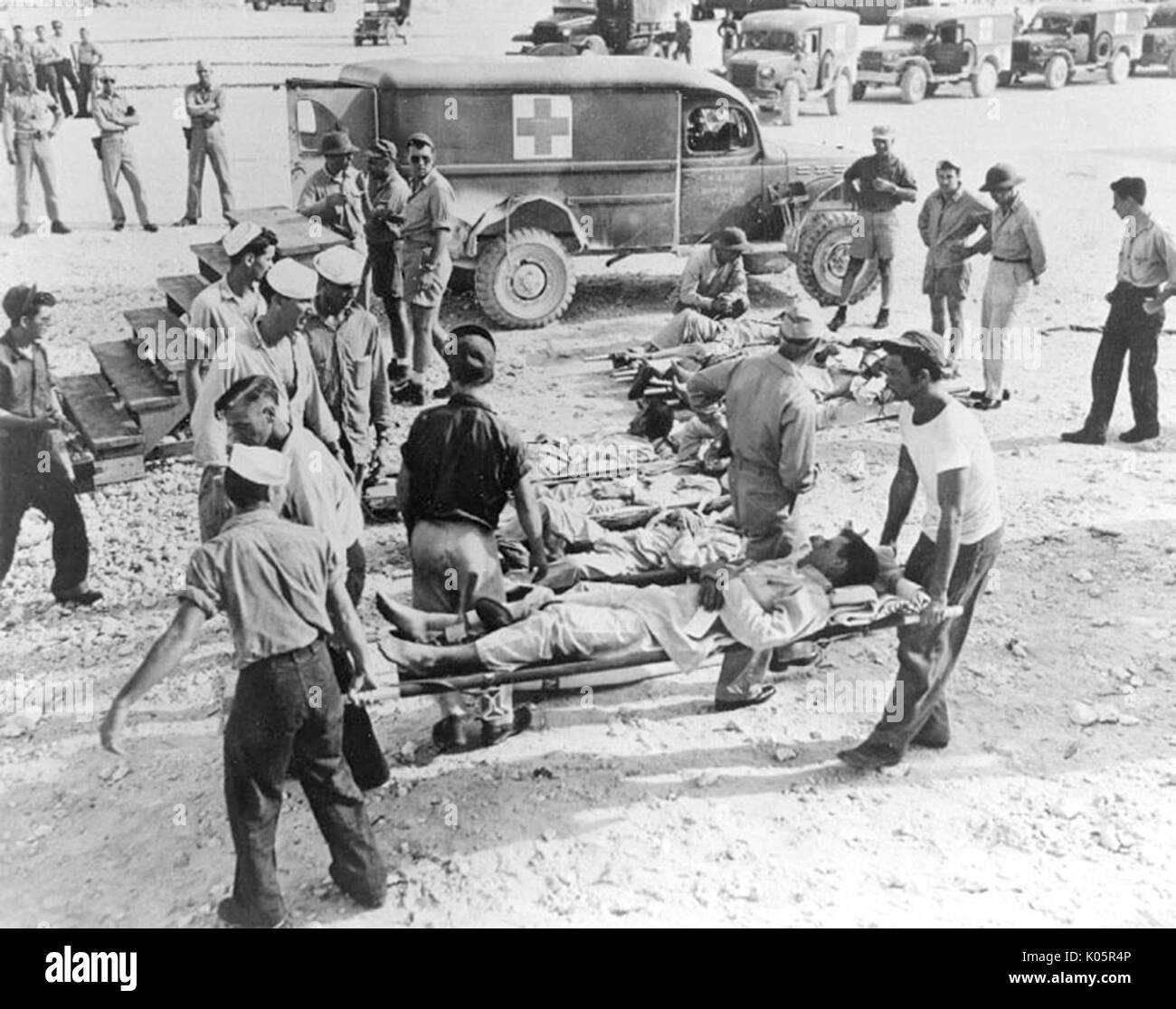I superstiti del naufragio della nave USS Indianapolis su Guam, nel mese di agosto 1945. Foto Stock