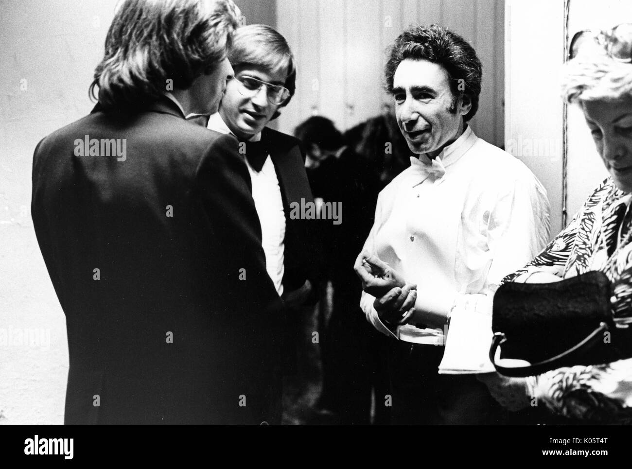 Tre interpreti non identificato in piedi e parlando di ogni altro durante il Centennial Concert. 1970. Foto Stock