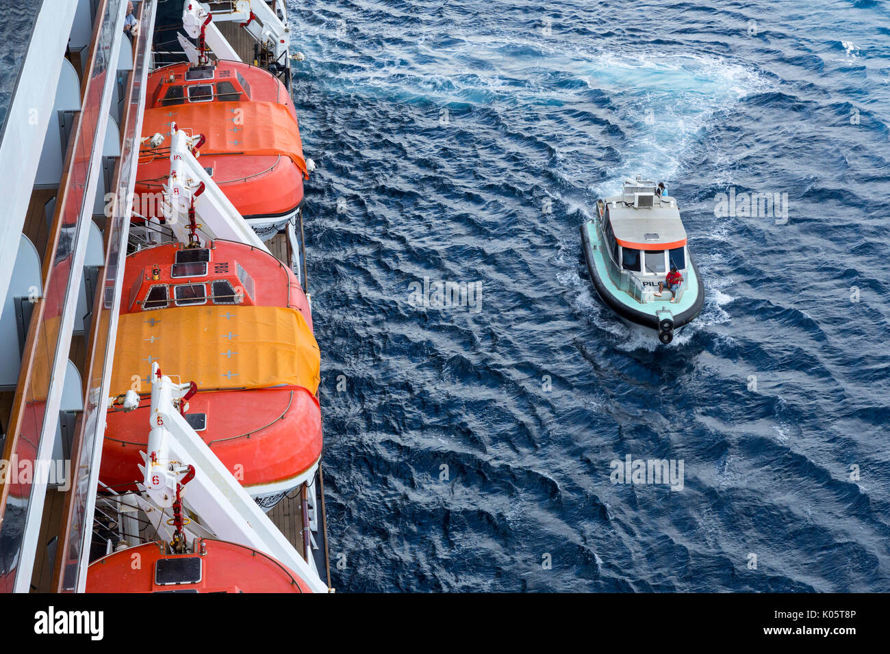 Pilota del porto barca si avvicina una crociera nei Caraibi camicia. Foto Stock