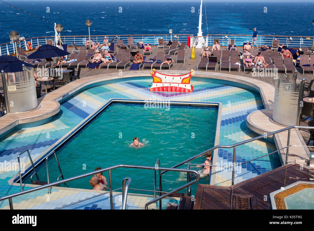 Zuiderdam crociera nei Caraibi. Per nuotare e prendere il sole in ed intorno a l a bordo piscina. Foto Stock