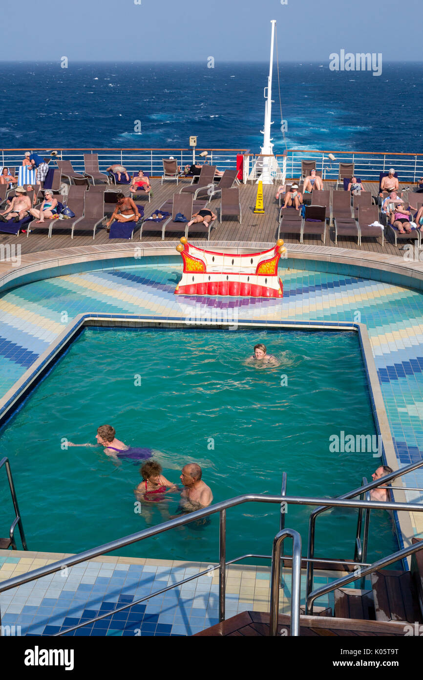 Zuiderdam crociera nei Caraibi. Per nuotare e prendere il sole in ed intorno a l a bordo piscina. Foto Stock