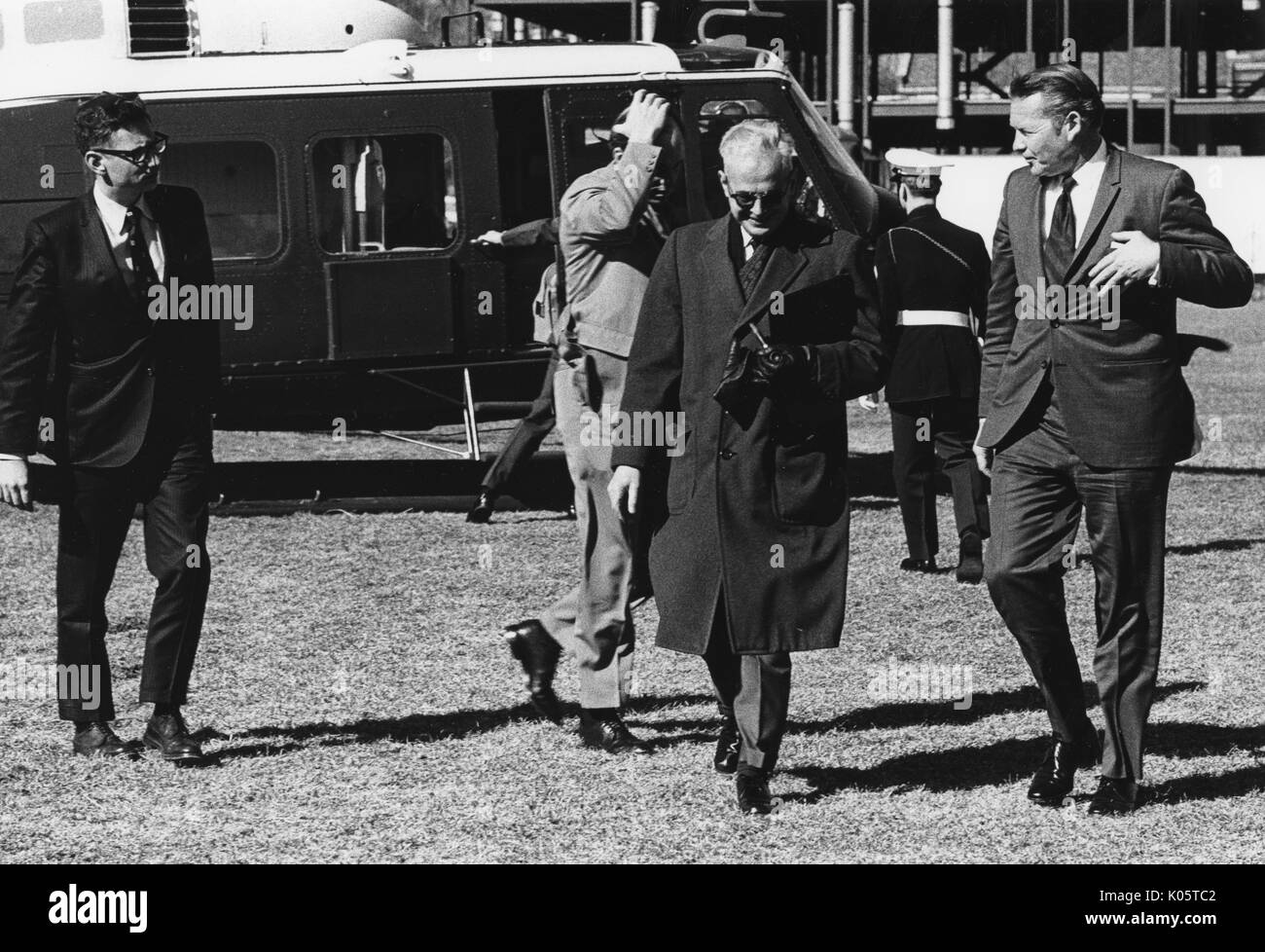 [] Abramo Lincoln Gordon, nono e al momento attuale presidente della Johns Hopkins University e Robert H Finch, gli Stati Uniti segretario della Sanità, dell'istruzione e del benessere, entrambi a piedi da un elicottero, Commemorazione, 1970. Foto Stock