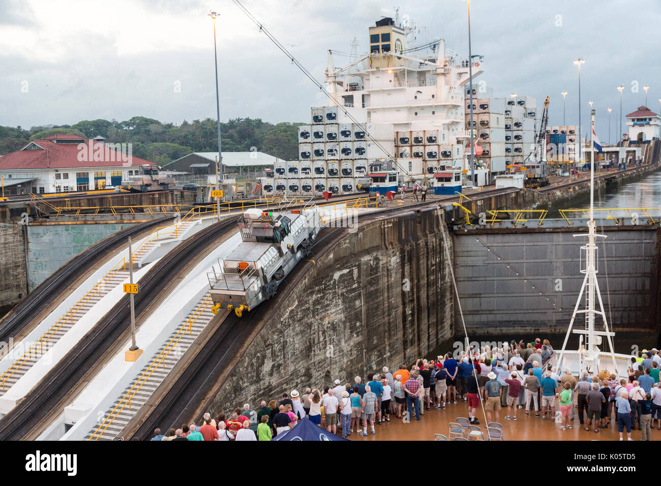 Canale di Panama, Panama. Entrando nel primo blocco, Caraibi, dirigendosi verso il Lago di Gatun. 'Mule' locomotore tirando nave in avanti nella serratura mentre Pas Foto Stock