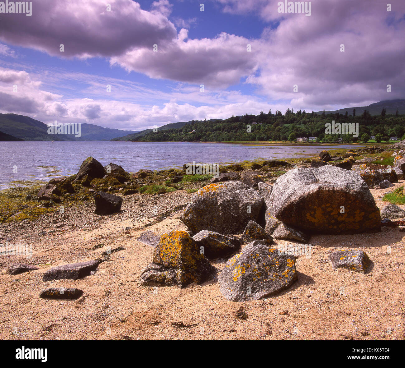 Vista estiva dalle sponde del Loch Sunart da Strontian, West Highlands Foto Stock