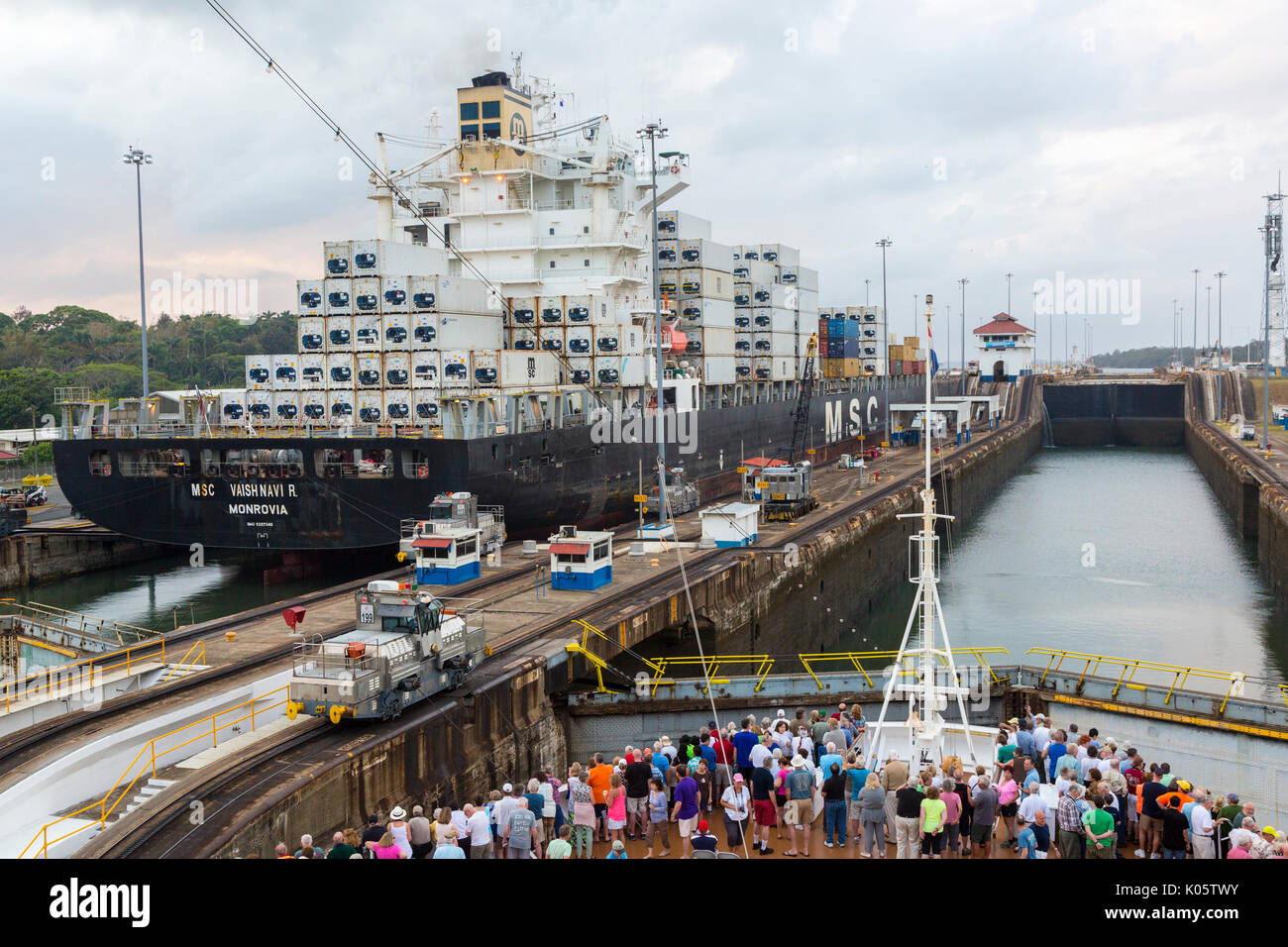 Canale di Panama, Panama. Entrando nel primo blocco, Caraibi, dirigendosi verso il Lago di Gatun, mentre i passeggeri guarda sul ponte. Foto Stock