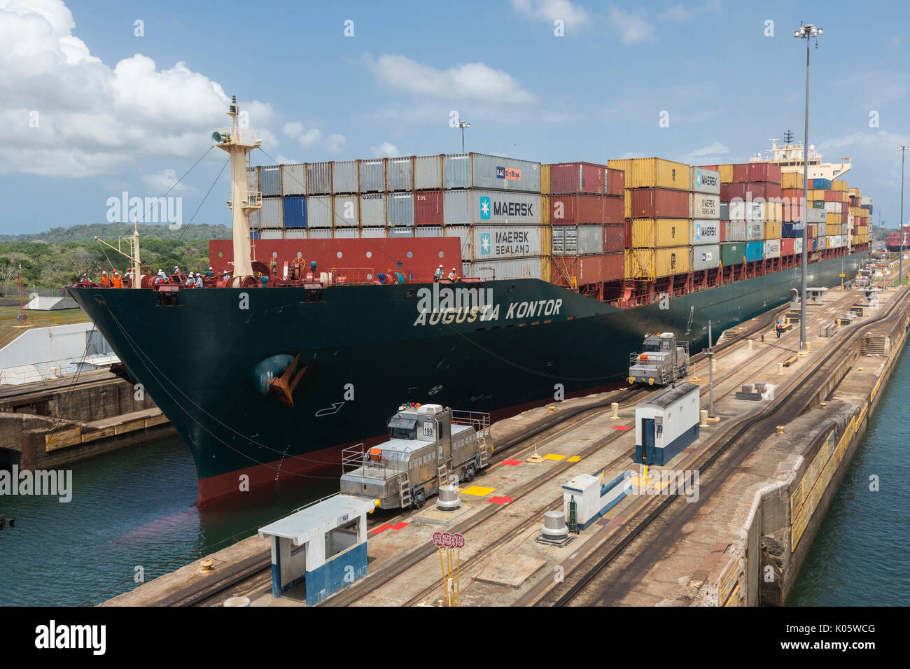 Canale di Panama, Panama. Contenitore nave passando attraverso il blocco Gatun, dirigendosi verso il Lago di Gatun. Foto Stock