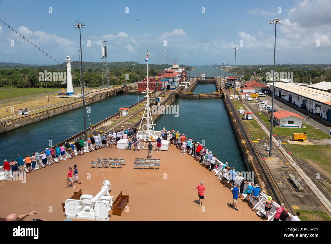 Canale di Panama, Panama. I passeggeri sul ponte guarda come nave transiti tre livelli di Gatun blocca in rotta verso i Caraibi. Sulla sinistra, nave container di capi Foto Stock