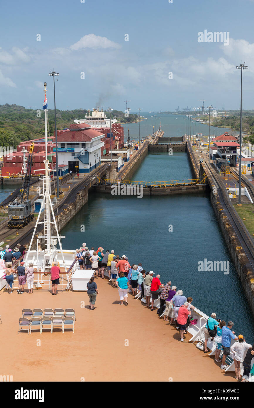 Canale di Panama, Panama. I passeggeri sul ponte guarda come nave transiti tre livelli di serrature in rotta verso i Caraibi. Sulla sinistra, nave container di capi a sud. Foto Stock