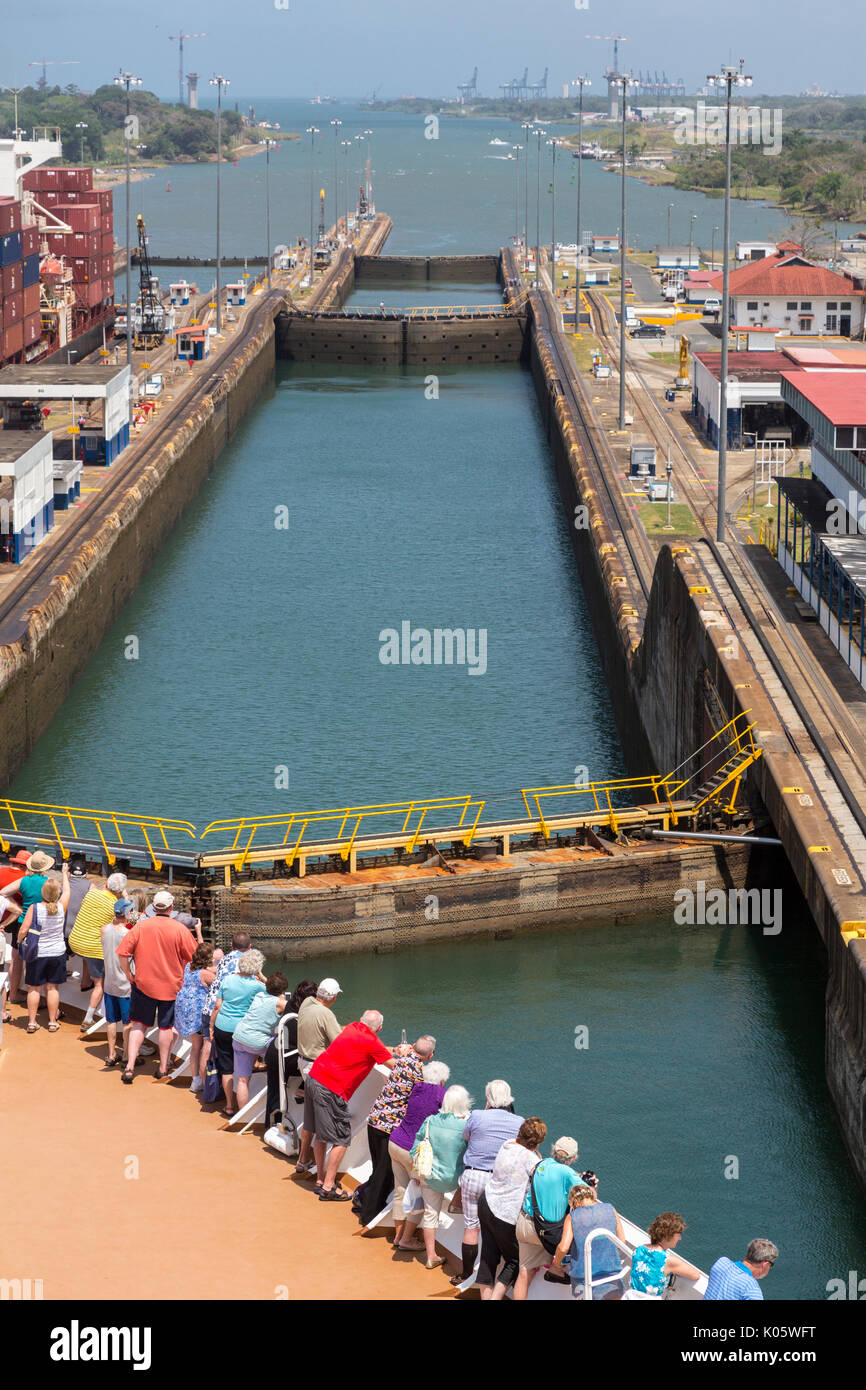 Canale di Panama, Panama. I passeggeri sul ponte guarda come nave transiti tre livelli di serrature in rotta verso i Caraibi. Foto Stock