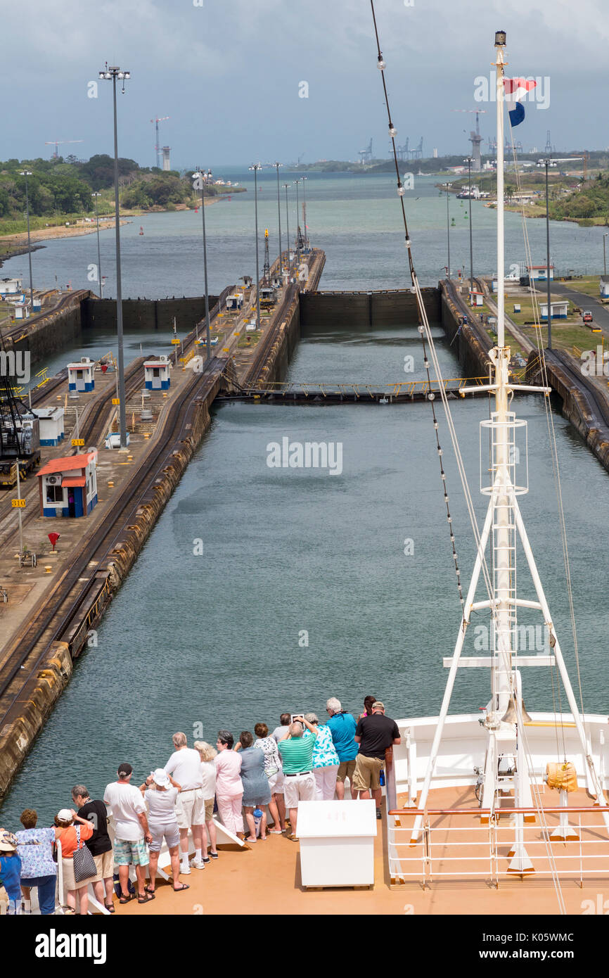 Canale di Panama, Panama. I passeggeri sul ponte come nave da crociera si muove attraverso la seconda serratura , verso il primo in direzione nord verso i Caraibi. Foto Stock