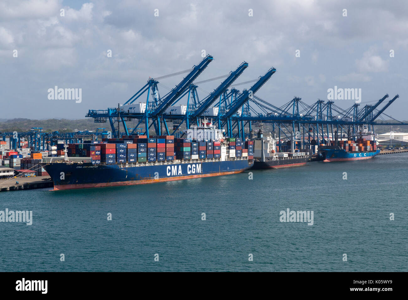 Il Colon, Panama. Nave Container e gru container nel porto. Foto Stock