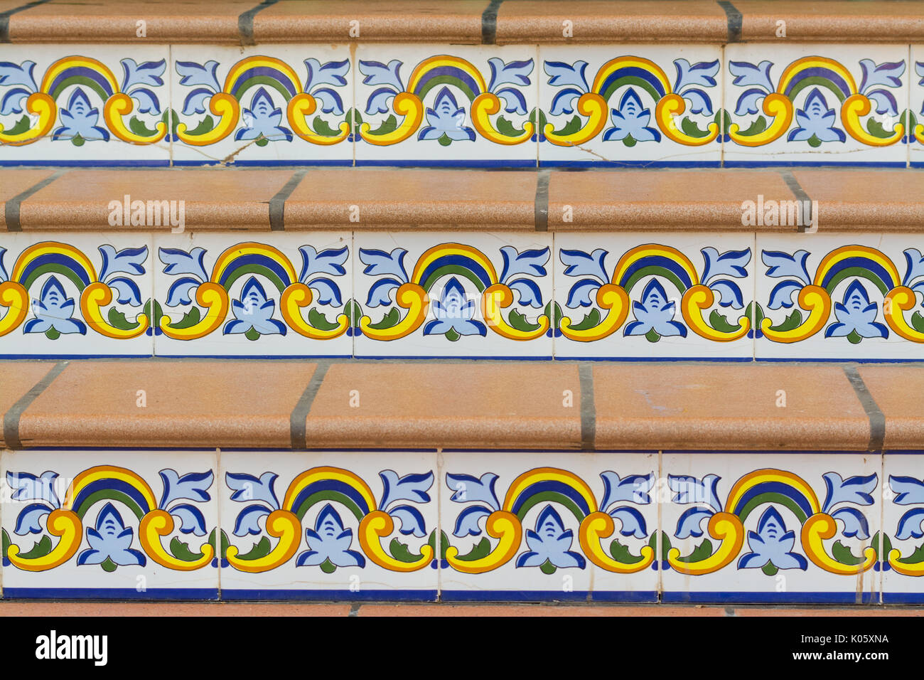 Montanti decorativi - Spagnolo le piastrelle di ceramica sui gradini esterni Foto Stock