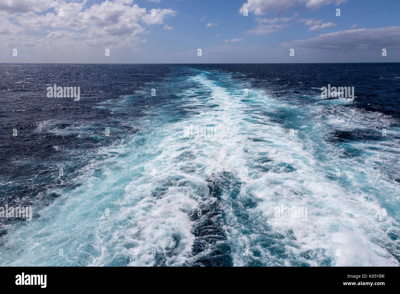 Una nave di scia nel Mar dei Caraibi. Mare calmo, lontano orizzonte. Foto Stock