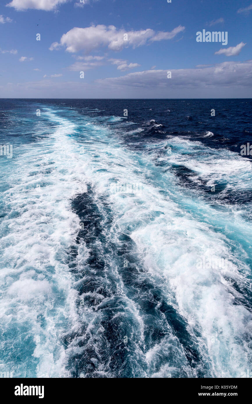 Una nave di scia nel Mar dei Caraibi. Mare calmo, lontano orizzonte. Foto Stock