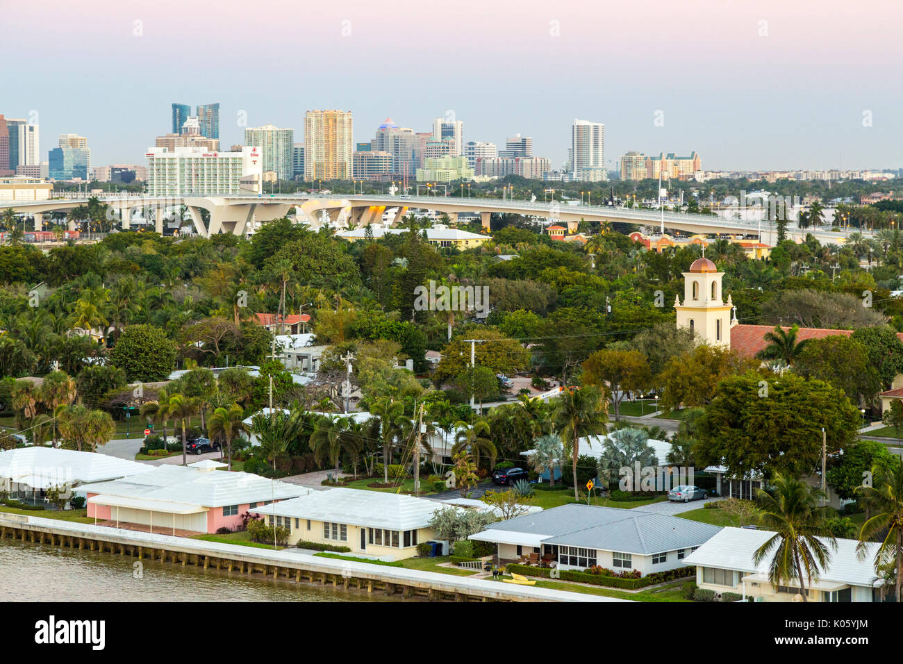 Ft. Lauderdale, Florida. Lo Skyline della citta', la mattina presto. San Sebastian chiesa cattolica sulla destra. Foto Stock