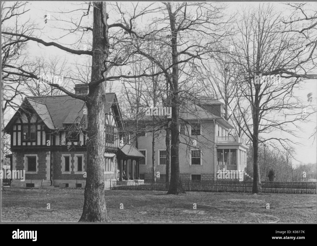 Angolazione laterale schematica di due case unifamiliari e diversi alberi, le case sono ciascuno differenti nel design e sono entrambi almeno due storie, Baltimore, Maryland, 1910. Foto Stock