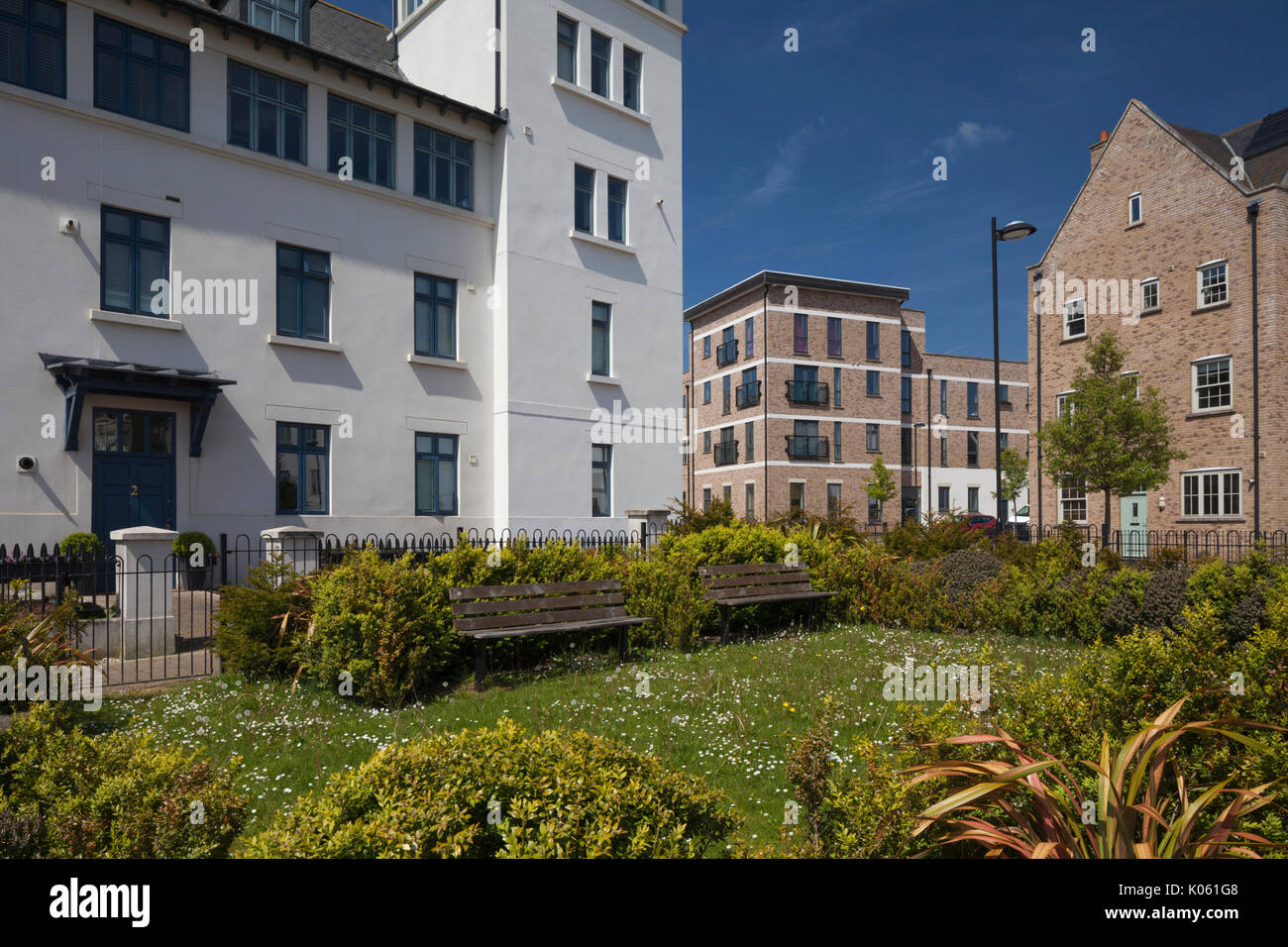 Il molto vario di stili architettonici di case e appartamenti formanti una parte di Eco-design di sviluppo a Upton un sobborgo di Northampton, England, Regno Unito Foto Stock