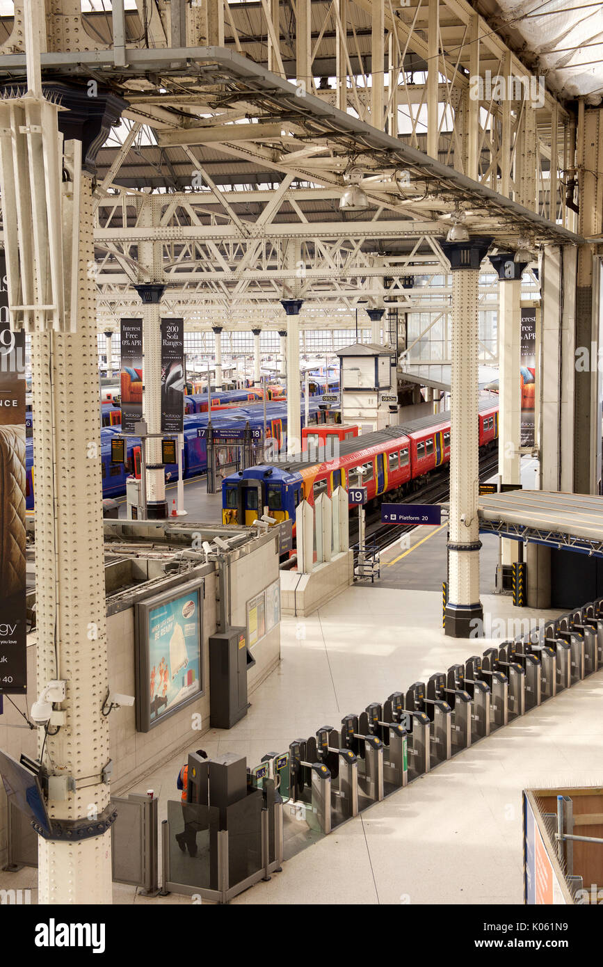 I treni alla stazione Waterloo di Londra Foto Stock