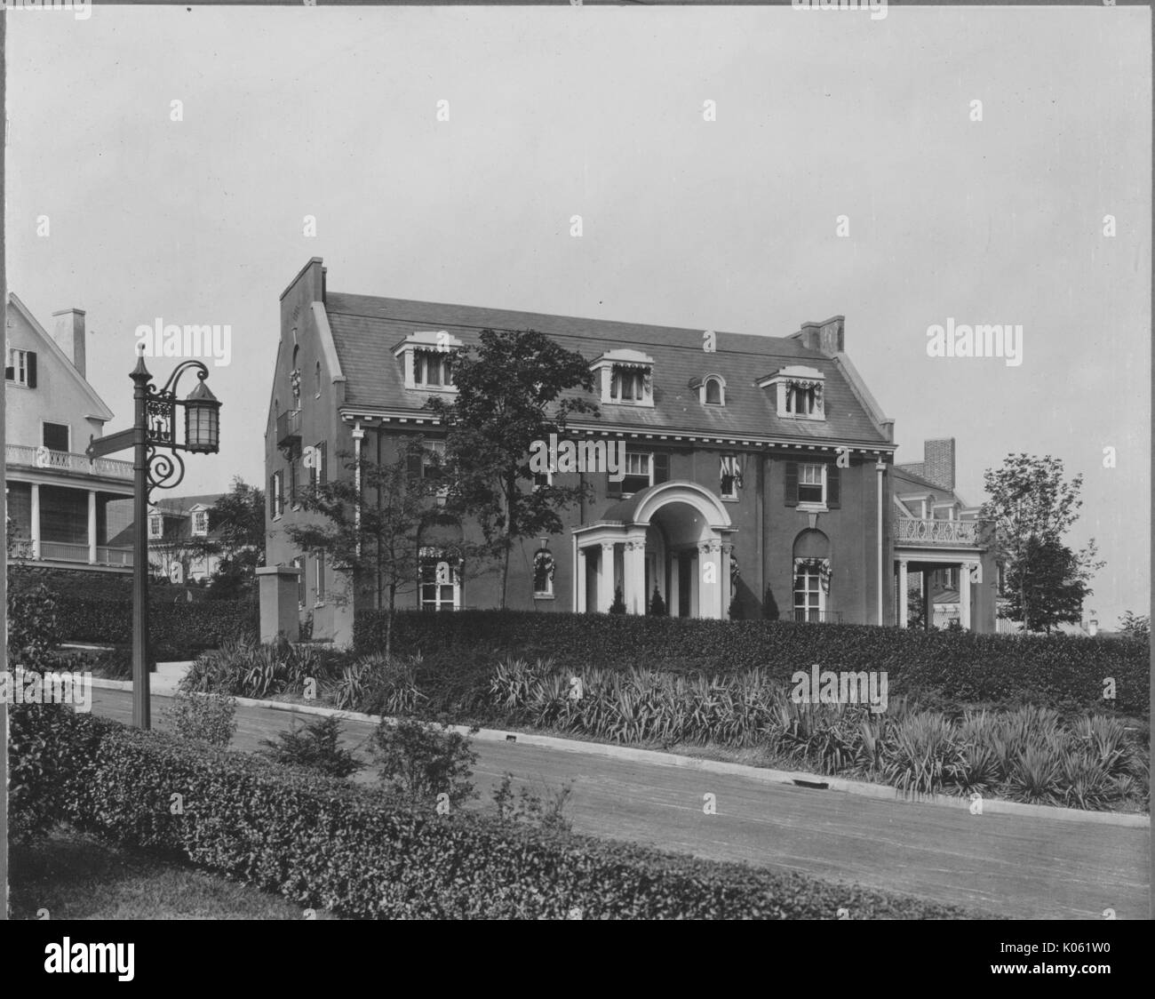 Paesaggio colpo di tre piani, casa ben conservato il paesaggio di alberi, arbusti ed erba circostante la casa, decorata lampada posta raffigurato, quartiere benestante, Roland parco/Guilford, Stati Uniti, 1910. Questa immagine viene da una serie di documentare la costruzione e la vendita di case nel parco di Roland/Guilford quartiere di Baltimora, un tram sobborgo e una delle prime comunità prevista negli Stati Uniti. Foto Stock