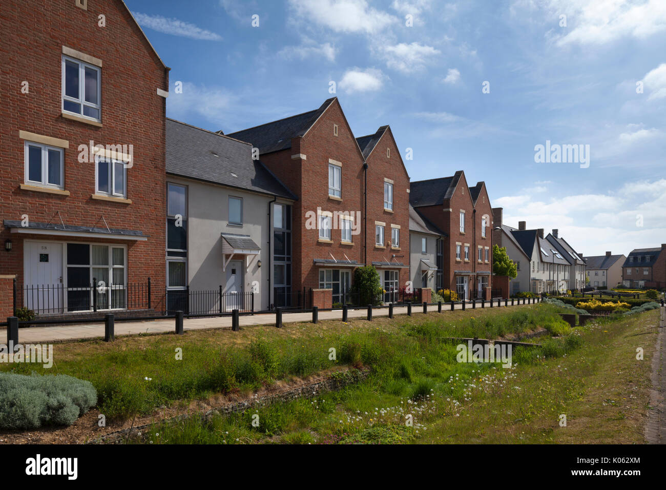 Parte dell'alloggiamento misto di stili per essere trovati entro il contemporaneo eco-design di sviluppo a Upton a Northampton, Inghilterra. Foto Stock