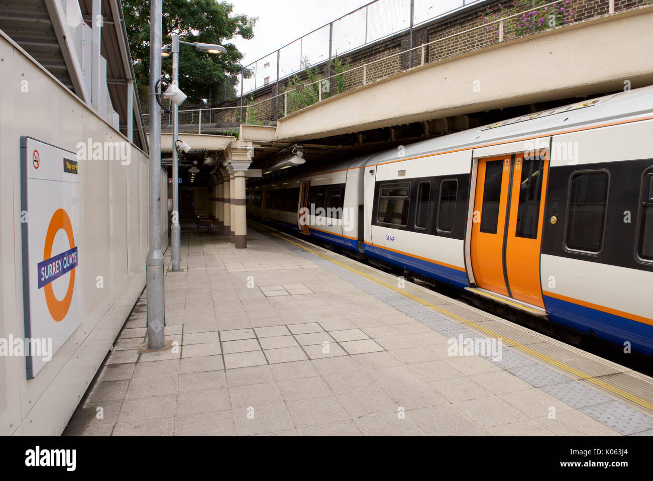 Overground treno a Surrey Quats stazione di Londra Foto Stock