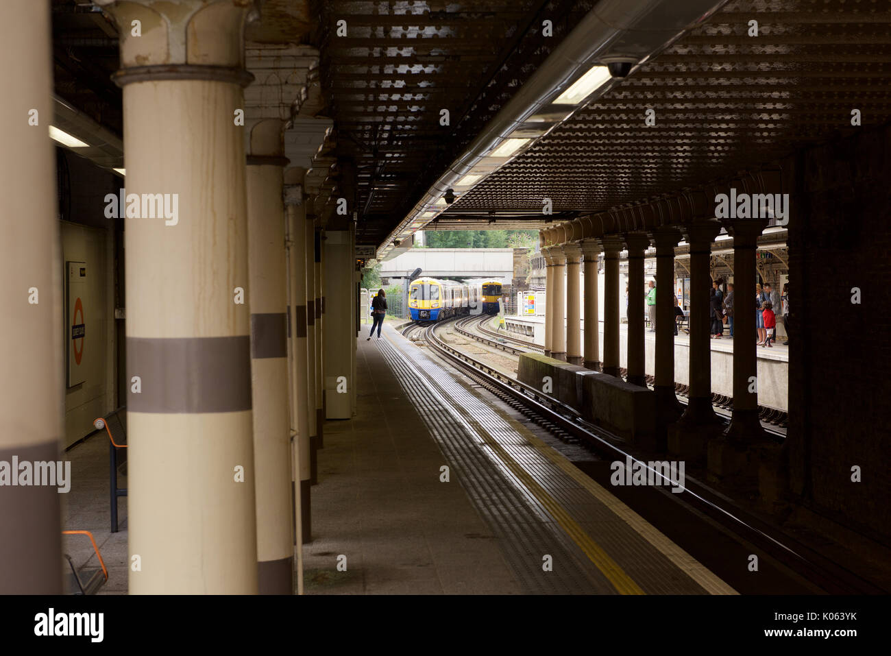 Overground treno a Surrey Quats stazione di Londra Foto Stock