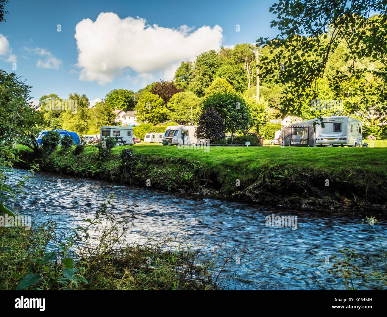 Una piccola roulotte lungo le rive del fiume Exe in Exmoor, Somerset. Foto Stock