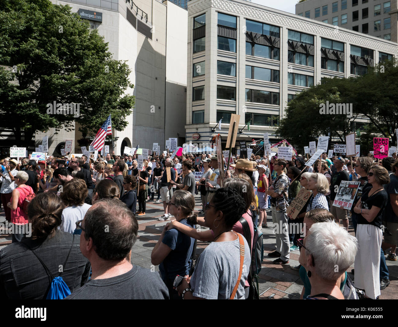 Seattle, Washington, Stati Uniti d'America Agosto 20 2017: manifestanti rally presso la West Park, centro di Seattle, a parlare fuori contro il razzismo, la supremazia bianca e presidente Donald Trump Foto Stock