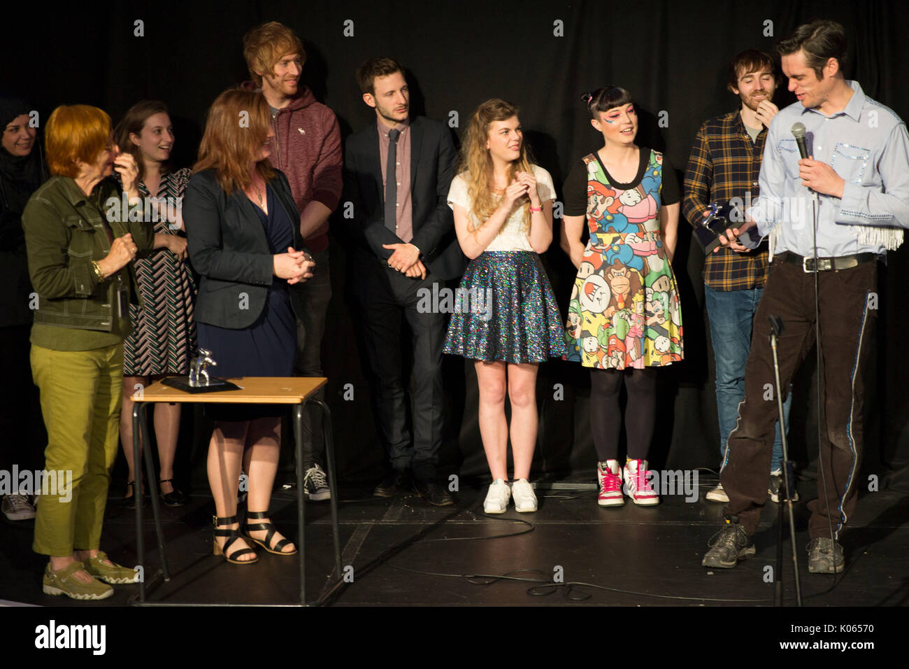 Divertito alci Comedy Award, il divertito alci Comedy Award caratteristiche finali estratti da dieci migliori Fringe spettacoli comici da relativamente sconosciuti musicisti che sono state selezionate da industria commedia i partecipanti in primo luogo online e quindi a vivere durante la frangia Staring Mark Dolan sono Lauren Pattison Bec Hill, Ian Smith, Mark Simmons, Alasdair Beckett-King, Alistair Williams, Rob Kemp, Il Kagools Harriet Braine e Chris Martin. ALISTAIR WILLIAMS: cibo BEC HILL: fuori ordine HARRIET BRAINE: eclissi TOTALE DEL RAMO IAN SMITH: il simbolo del fiocco di neve LADY MUCK: LAUREN PATTISON MARK SIMMONS: uno LINERER IL ALASDA Foto Stock