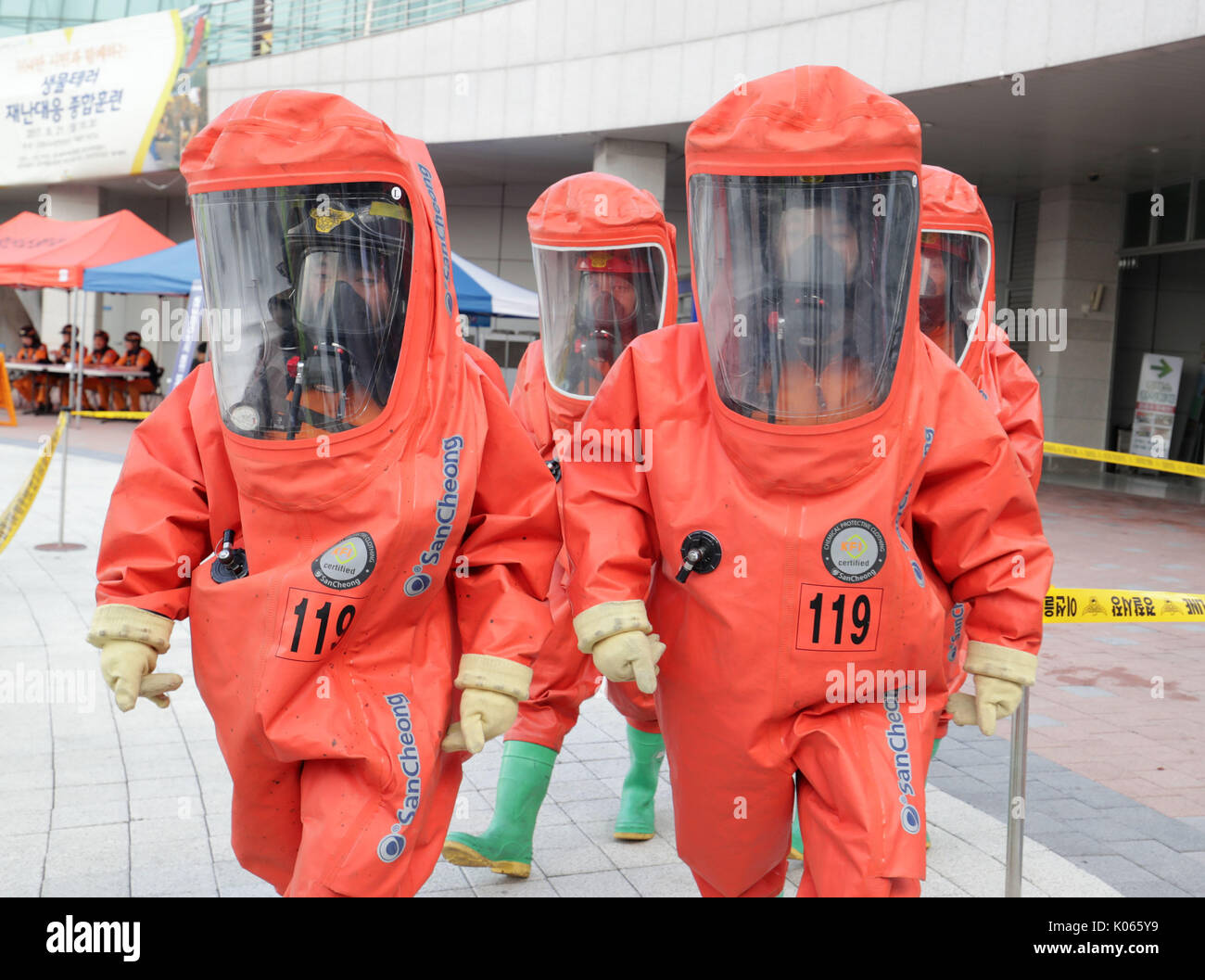 Goyang, Corea del Sud. 21 Ago, 2017. Corea del Sud i servizi di emergenza personale indossando indumenti protettivi partecipare ad un anti-terrorismo e anti-esercizio di chimica in Goyang, Corea del Sud, e il agosto 21, 2017. Credito: Lee Sang-ho/Xinhua/Alamy Live News Foto Stock