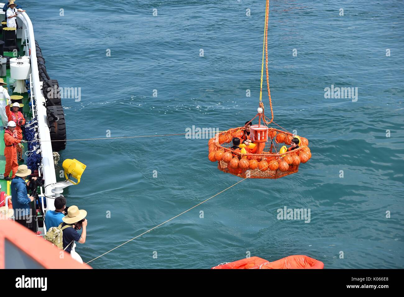Yantai. 21 Ago, 2017. Gli astronauti sono 'rescued' durante un mare di formazione di sopravvivenza nelle acque al largo della costa di Yantai in Cina orientale della provincia di Shandong, Agosto 21, 2017. Un gruppo di 16 cinesi e due astronauti europei completato il mare la formazione di sopravvivenza il lunedì. Il 17-Giorno programma comune è stata la prima volta che gli astronauti cinesi hanno condotto alla formazione di sopravvivenza in mare. Organizzato dall'astronauta centro della Cina (ACC), il programma è stato concepito per preparare gli astronauti con competenze comprese in uscita la capsula se stessi, la sopravvivenza in mare e soccorso. Credito: Xinhua/Alamy Live News Foto Stock