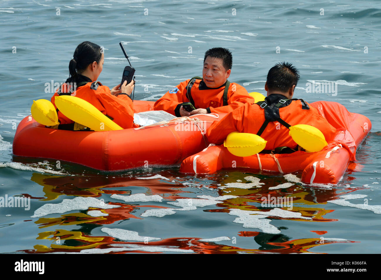 Yantai. 21 Ago, 2017. Astronauta cinese Yang Liwei (C) prende un mare di formazione di sopravvivenza nelle acque al largo della costa di Yantai in Cina orientale della provincia di Shandong, Agosto 21, 2017. Un gruppo di 16 cinesi e due astronauti europei completato il mare la formazione di sopravvivenza il lunedì. Il 17-Giorno programma comune è stata la prima volta che gli astronauti cinesi hanno condotto alla formazione di sopravvivenza in mare. Organizzato dall'astronauta centro della Cina (ACC), il programma è stato concepito per preparare gli astronauti con competenze comprese in uscita la capsula se stessi, la sopravvivenza in mare e soccorso. Credito: Xinhua/Alamy Live News Foto Stock