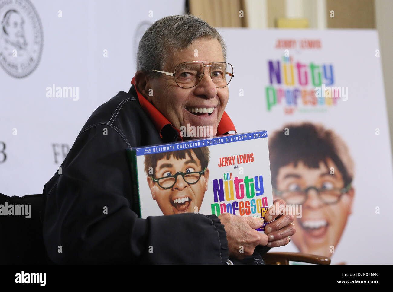 FILE: New York City, Stati Uniti d'America. 21 Ago, 2017. Data di presa: 5 Giu 2014. Jerry Lewis passa. Jerry Lewis assiste i frati Club celebrazione di Jerry Lewis e il cinquantesimo anniversario della 'Il professore matto" a New York Frati Club su Giugno 5, 2014 in New York City. Credito: Erik Pendzich/Alamy Live News Foto Stock