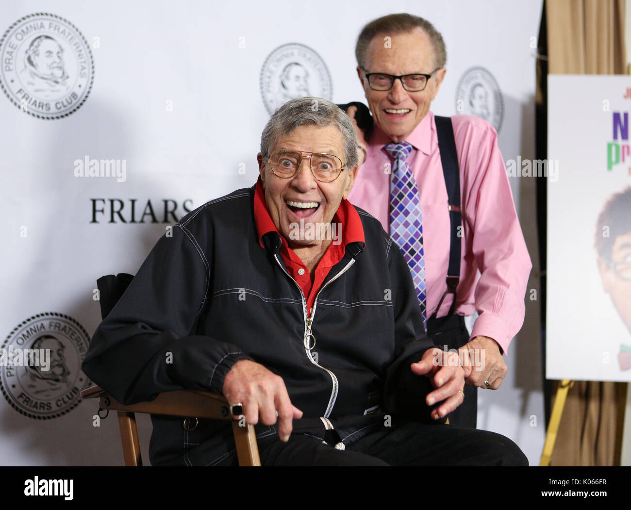 FILE: New York City, Stati Uniti d'America. 21 Ago, 2017. Data di presa: 5 Giu 2014. Jerry Lewis passa. Jerry Lewis e Larry King frequentare i frati Club celebrazione di Jerry Lewis e il cinquantesimo anniversario della 'Il professore matto" a New York Frati Club su Giugno 5, 2014 in New York City. Credito: Erik Pendzich/Alamy Live News Foto Stock