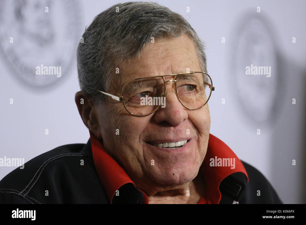 FILE: New York City, Stati Uniti d'America. 21 Ago, 2017. Data di presa: 5 Giu 2014. Jerry Lewis passa. Jerry Lewis assiste i frati Club celebrazione di Jerry Lewis e il cinquantesimo anniversario della 'Il professore matto" a New York Frati Club su Giugno 5, 2014 in New York City. Credito: Erik Pendzich/Alamy Live News Foto Stock