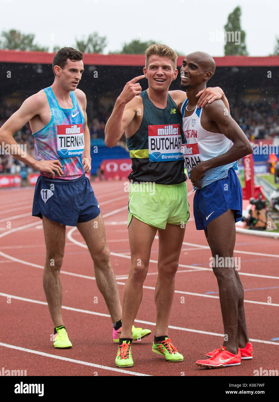 Birmingham, Regno Unito. 20 agosto 2017. Andrew BUTCHART di GBR punti a Mo FARAH di GBR dopo Mo vince la sua ultima gara su pista (3000 metri, 7.38.64) Mentre Patrick TIERNAN di Australia si affaccia su durante il Muller Grand Prix Birmingham atletica di Alexandra Stadium, Birmingham, Inghilterra il 20 agosto 2017. Foto di Andy Rowland. Credito: Andrew Rowland/Alamy Live News Foto Stock