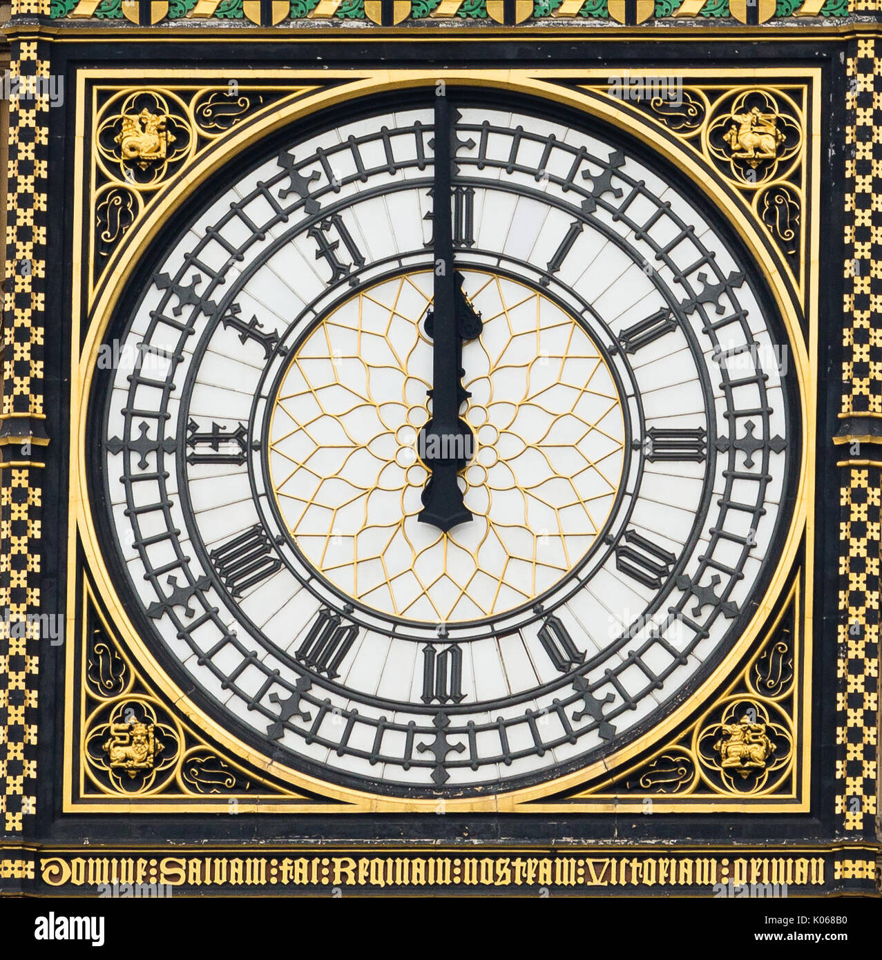 Londra, Regno Unito. Il 21 agosto 2017. L'orologio a mezzogiorno presso il Palazzo di Westminster come Big Ben suoni di avviso per il tempo finale. Big Ben's bongs cadrà in silenzio da oggi, a causa di importanti lavori di ristrutturazione dei piani che si fermerà la suoneria per un massimo di quattro anni. Credito: London pix/Alamy Live News Foto Stock