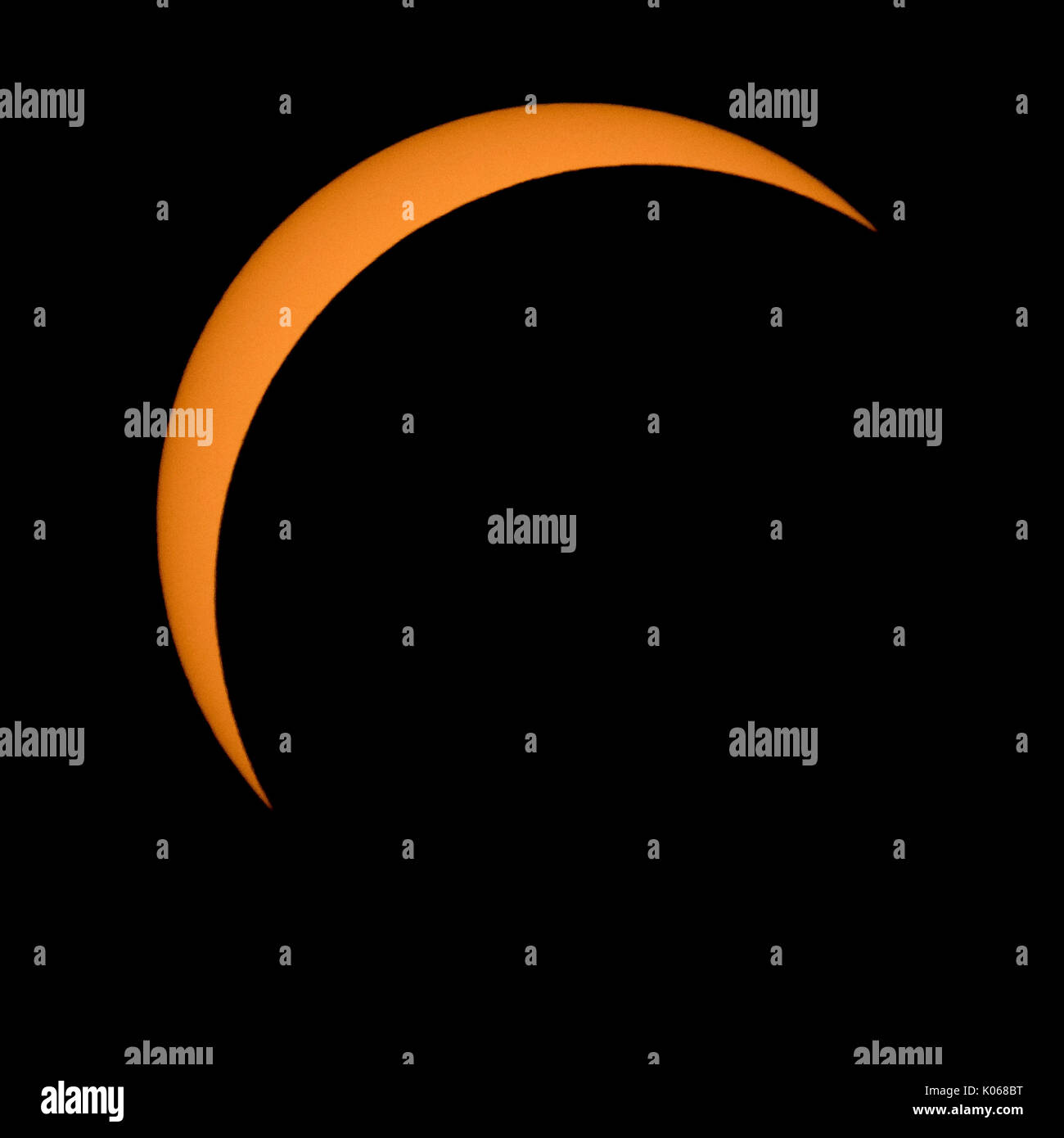 La luna è visto che passa di fronte al sole durante una eclissi solare da Ross Lake, nel nord del Parco Nazionale delle Cascate, Washington lunedì, agosto 21, 2017. Un eclisse solare totale spazzato attraverso una porzione ristretta di contigui Stati Uniti da Lincoln Beach, Oregon a Charleston, Carolina del Sud. Una parziale eclissi solare era visibile in tutto il nord del continente americano insieme con alcune parti del Sud America, Africa ed Europa. ry Credito: Bill Ingalls/NASA via CNP /MediaPunch Foto Stock