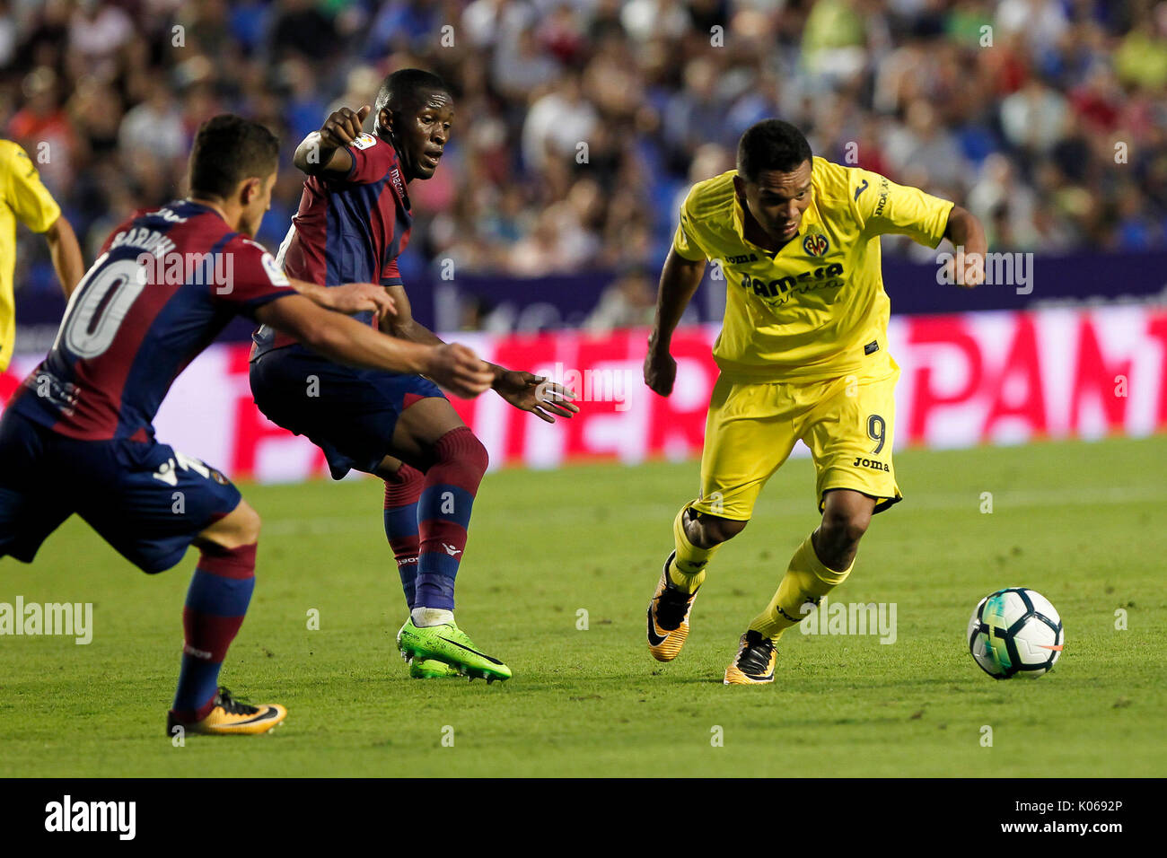 10 Enis Bardhi di Levante UD (L) e 08 Jefferson Lerma di Levante UD (C) e 09 Carlos Bacca del Villarreal CF (R) durante lo spagnolo La Liga Santander corrispondono tra Levante UD e Villarreal CF a Ciutat de Valencia Stadium il 21 agosto 2017. Foto Stock