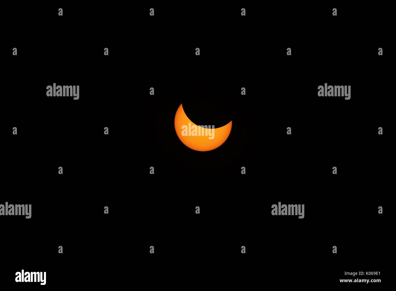 Little Rock, Arkansas, Stati Uniti d'America. 21 Ago, 2017. Il 2017 solare-eclipse nel cielo sopra Arkansas visto attraverso la pellicola protettiva. Tre macchie solari dove sono visibili durante l'evento. Il dieci per cento del sole è ancora visibile durante la totalità in questa posizione secondo la NASA. Credito: TruvuMedia/Alamy Live News Foto Stock