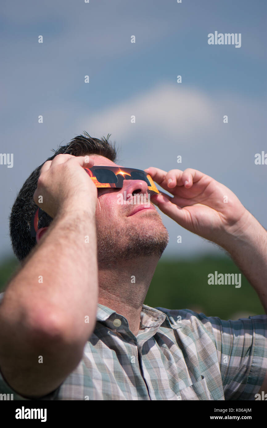 Amherst, STATI UNITI D'AMERICA. 21 Ago, 2017. Un uomo utilizzando speciali occhiali di eclipse. Credito: Edgar Izzy/Alamy Live News Foto Stock