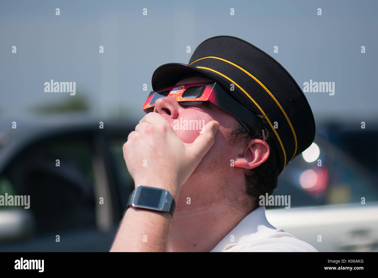 Amherst, STATI UNITI D'AMERICA. 21 Ago, 2017. Un giovane uomo nel timore di eclipse. Credito: Edgar Izzy/Alamy Live News Foto Stock