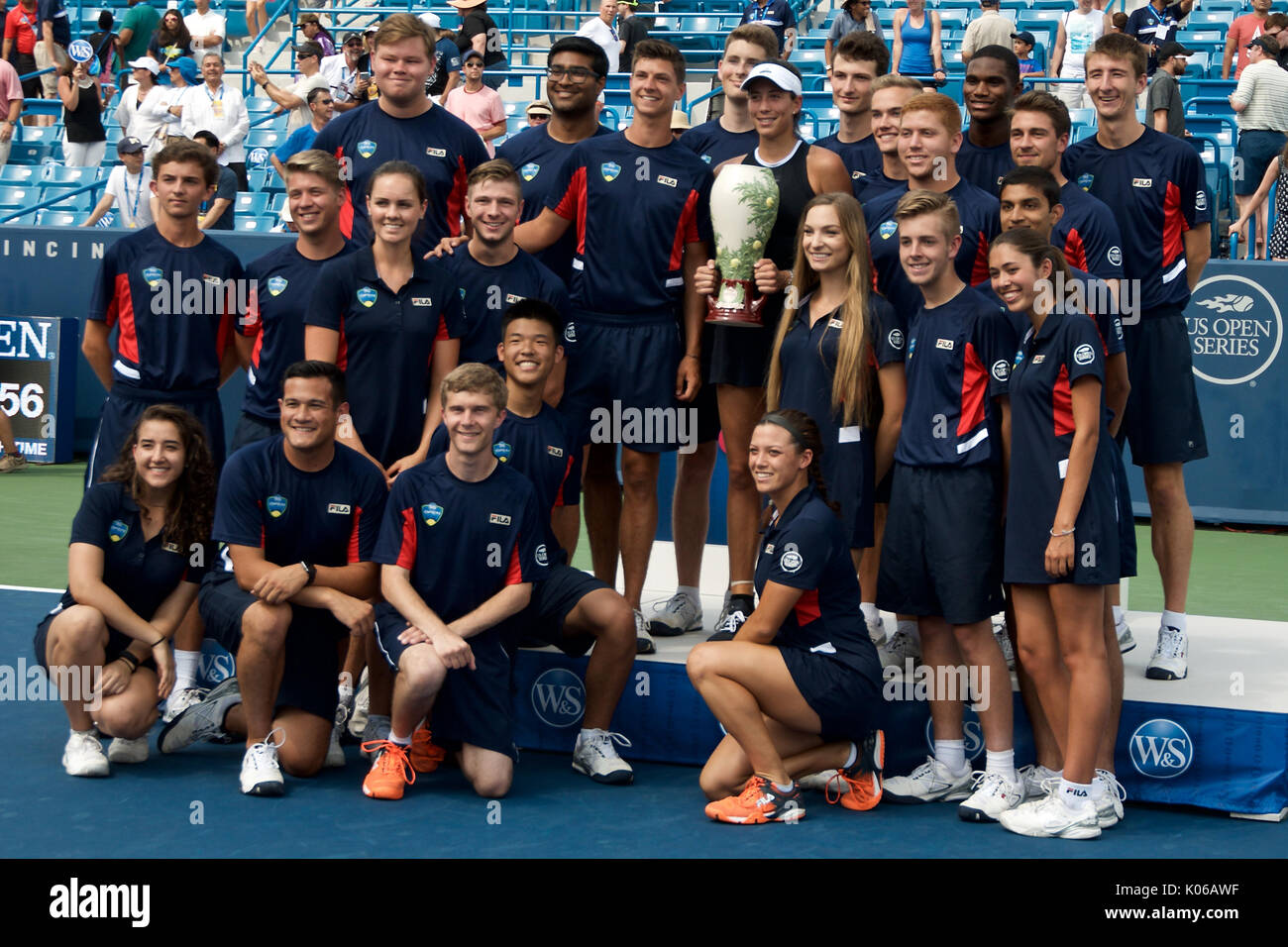Cincinnati, Ohio, Stati Uniti d'America. 20 agosto 2017. 2017 Womens sceglie il campione di Western & Southern Open a Cincinnati Garbine Muguruza ESP (6) con sfera ragazzi e ragazze Credito: Andrzej Kentla/Alamy Live News Foto Stock