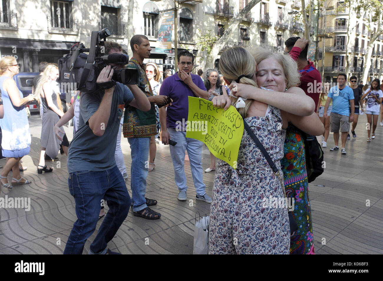 Las Ramblas, Barcelona, Spagna. 20 Agosto 2017.persone portano fiori, si accendono le candele e lasciare bambole preghiere e meditazioni a canaletas fontana come un simbolo della Ramblas attacco per rendere omaggio alle vittime degli attacchi terroristici in Barcellona. Credito: fototext/Vita Alamy News Foto Stock