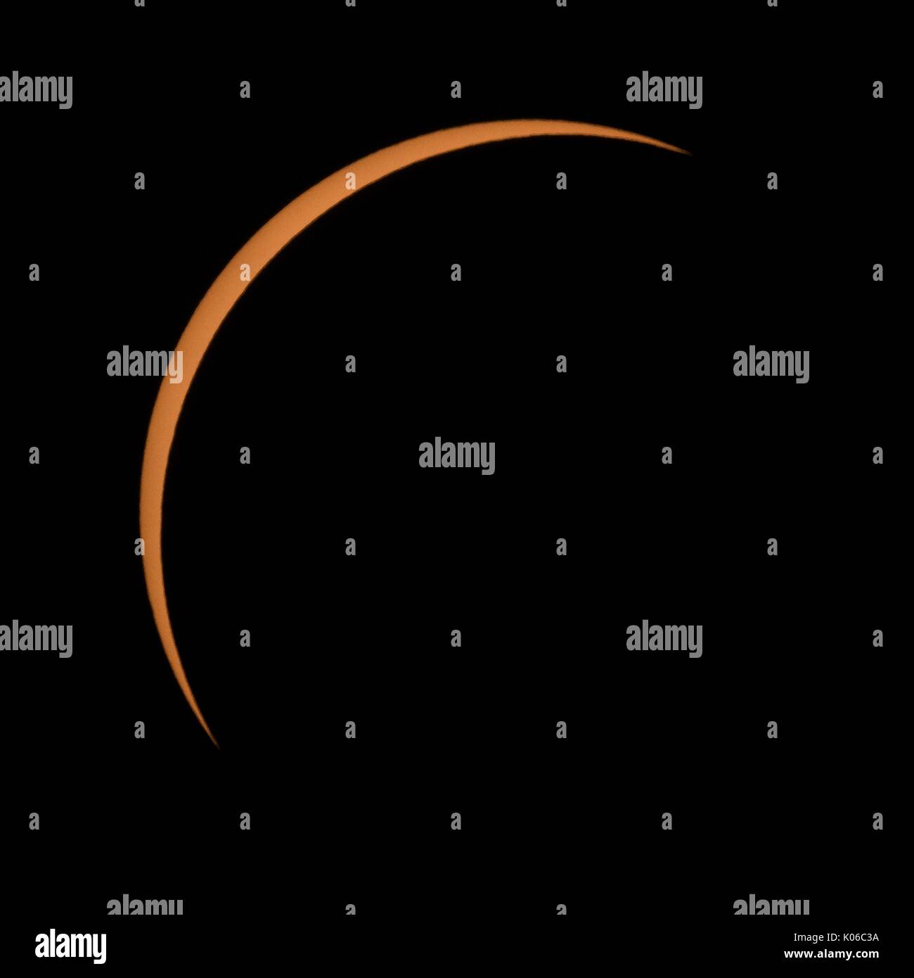 Banner, Stati Uniti d'America. 21 Ago, 2017. La luna è visto passando davanti al sole al punto di massimo della parziale eclissi solare Agosto 21, 2017 nel banner, Wyoming. L'eclisse totale spazzato attraverso una porzione ristretta di contigui Stati Uniti da Oregon a Carolina del Sud e una parziale eclissi solare era visibile in tutto il nord del continente americano insieme con alcune parti del Sud America, Africa ed Europa. Credito: Planetpix/Alamy Live News Foto Stock