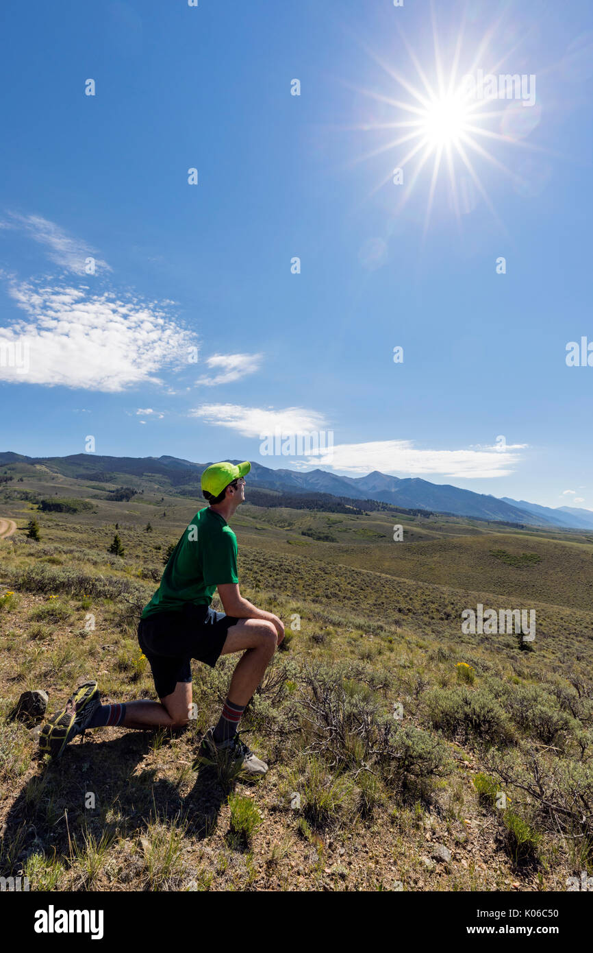 San Luis Valle Centrale, Colorado, Stati Uniti d'America. 21 Ago, 2017. Le persone che visualizzano il mezzogiorno eclissi solare; la luna tra la terra e il sole, San Luis Valle Centrale, Colorado, Stati Uniti d'America Credito: H. Mark Weidman Fotografia/Alamy Live News Foto Stock