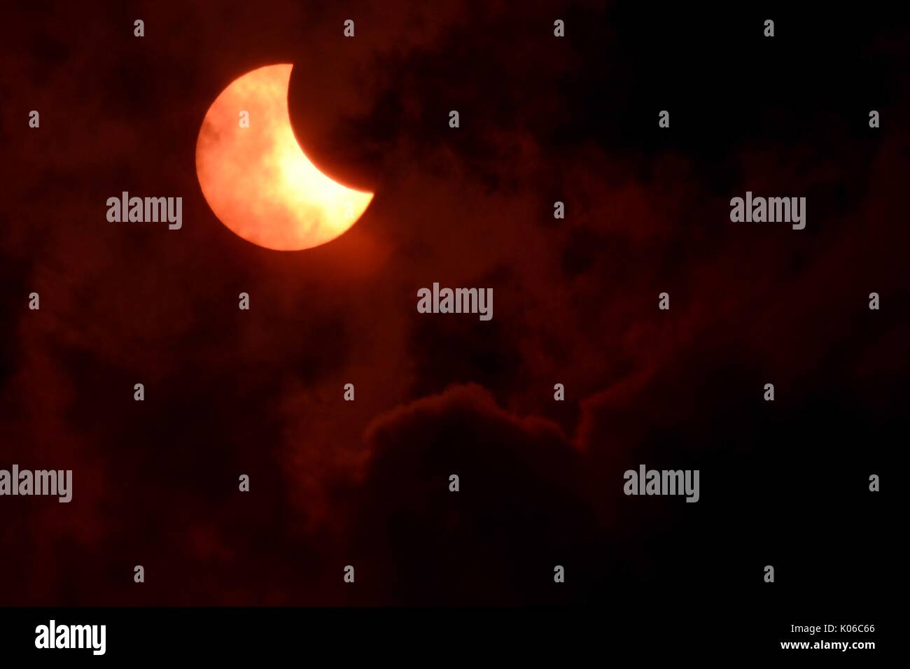 Richland, Stati Uniti d'America. 21 Ago, 2017. La Luna si sposta al blocco del sole durante l'eclisse solare totale a McEntire congiunta nazionale di base di guardia 21 Agosto 2017 in Richland County, Carolina del Sud. L'eclisse totale spazzato attraverso una porzione ristretta di contigui Stati Uniti da Oregon a Carolina del Sud e una parziale eclissi solare era visibile in tutto il nord del continente americano insieme con alcune parti del Sud America, Africa ed Europa. Credito: Planetpix/Alamy Live News Foto Stock