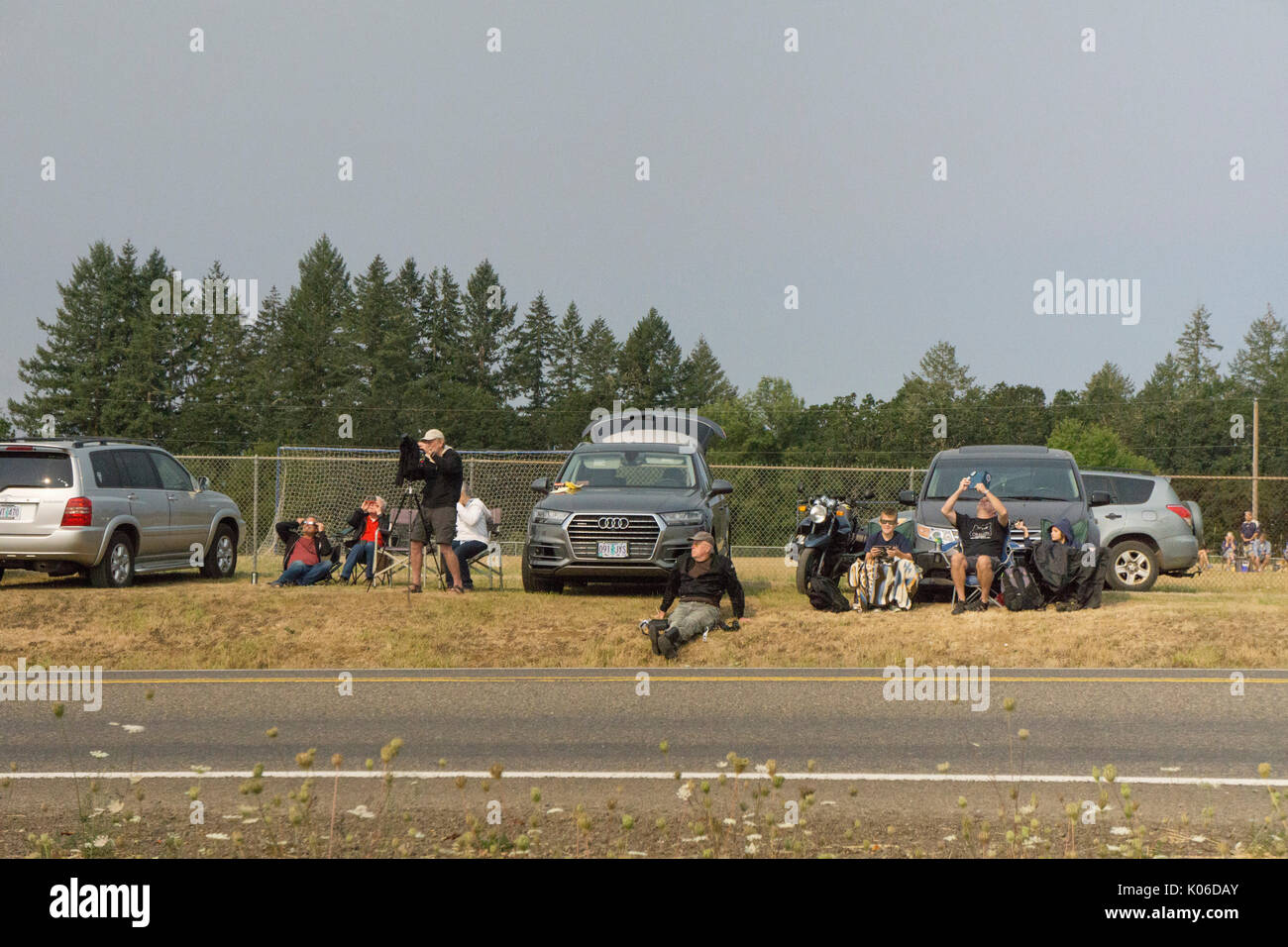 Linn County Oregon Stato USA, Agosto 21, 2017: Oregonians che hanno parcheggiato la loro auto in un sacco che si affaccia su strada rurale vicino alla città di acqua dolce sono inondate di luce eery guardano intensamente con i telescopi & eclipse bicchieri poco prima della totalità Credito: Dorothy Alexander/Alamy Live News Foto Stock